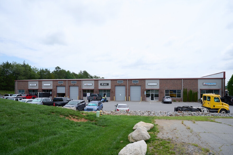 More Photos Of 5851 Balsom Ridge Rd, Denver Warehouse For Lease