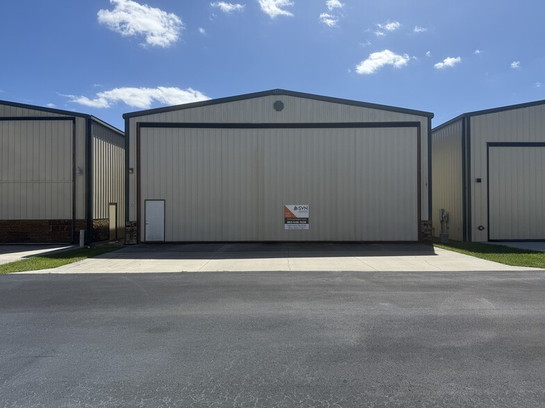 Primary Photo Of 1321 Apopka Airport Rd, Apopka Airplane Hangar For Sale