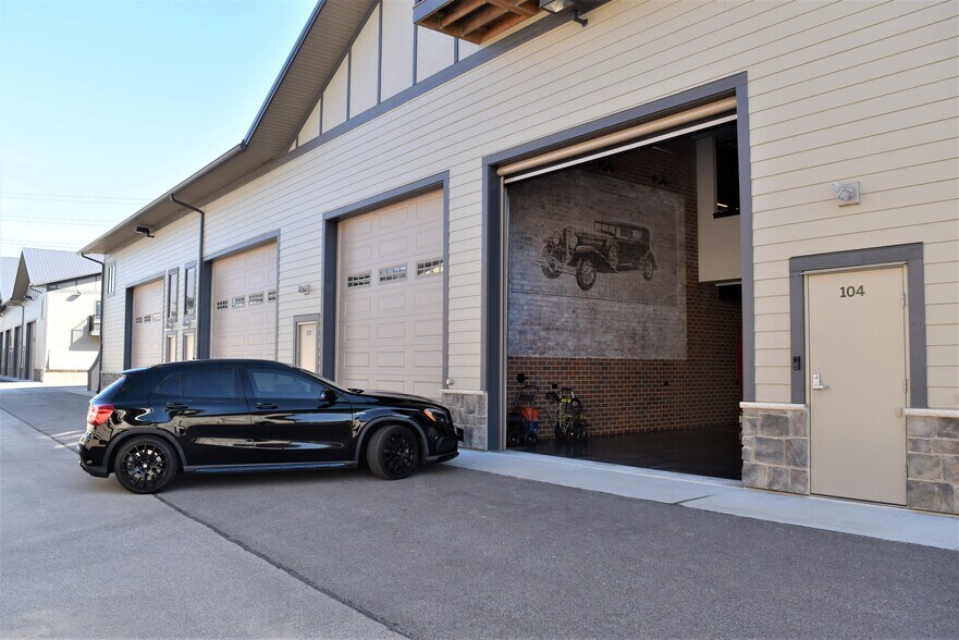 More Photos Of 2108-2260 Ferry Rd, Naperville Showroom For Sale