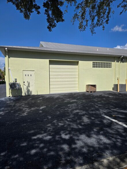 More Photos Of 5471 Lee St, Lehigh Acres Showroom For Lease