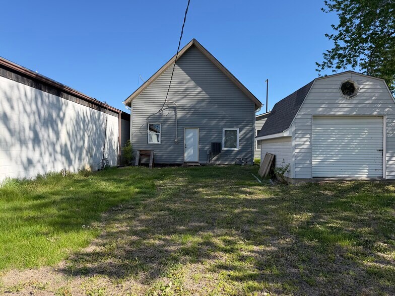 More Photos Of 105 W Vine St, Yutan General Retail For Sale