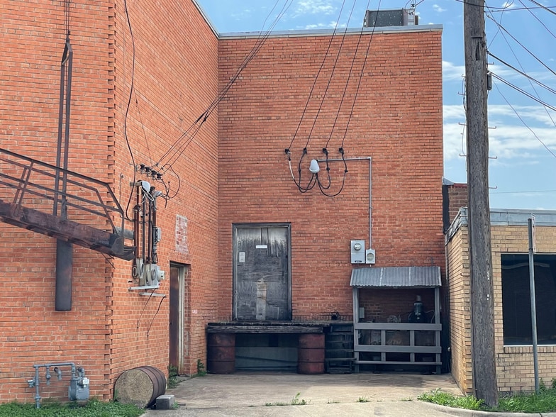 More Photos Of 610-612 E Main St, Grand Prairie Storefront Retail Office For Sale