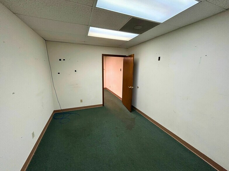 More Photos Of 2102-2112 W Vista, Springfield Light Manufacturing For Lease