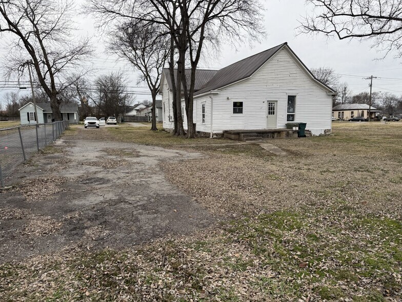 More Photos Of 331 S Maple St, Lebanon General Retail For Sale