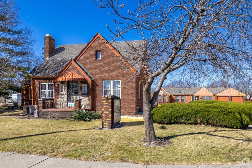 Primary Photo Of 324 1st St, Des Moines General Retail For Sale