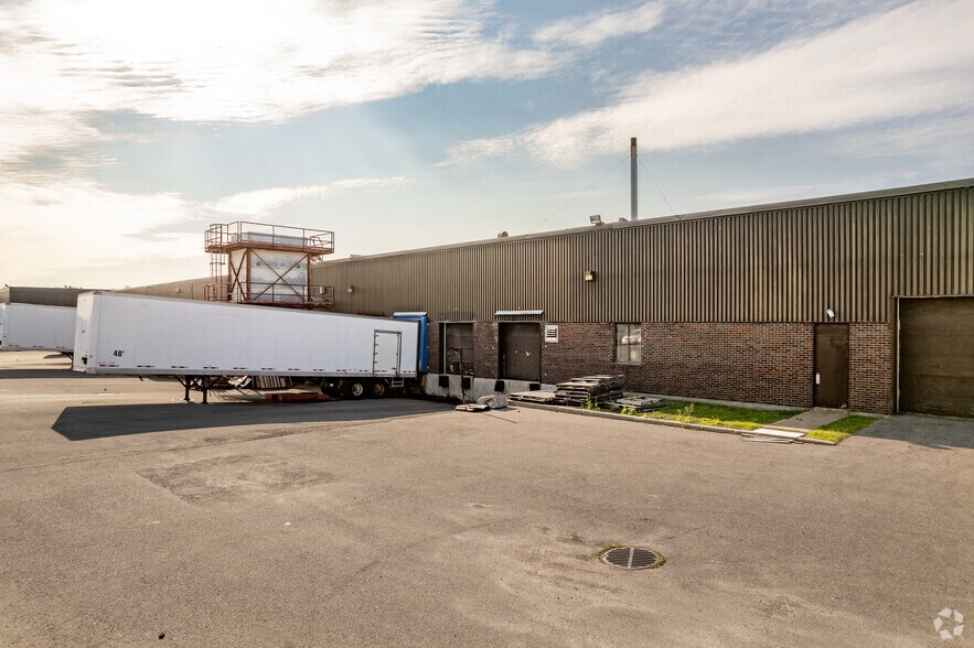 More Photos Of 16791-16821 Boul Hymus, Kirkland Warehouse For Lease