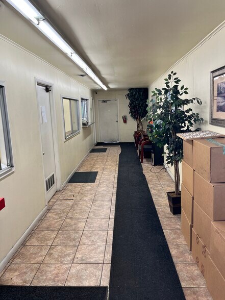 More Photos Of 1602 W Poplar St, San Antonio Warehouse For Lease