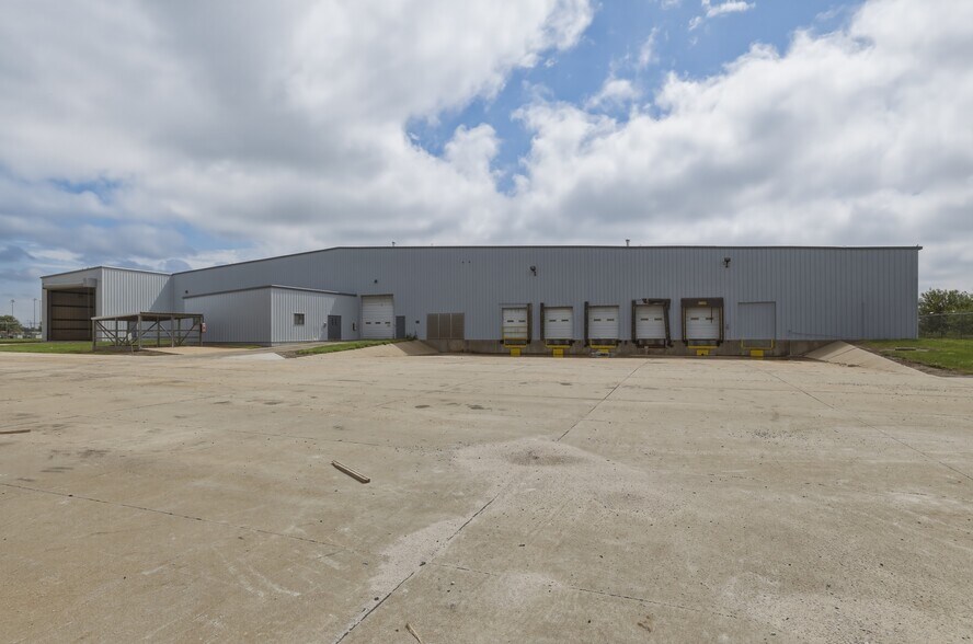 More Photos Of 300 E 39th St, Hastings Distribution For Lease