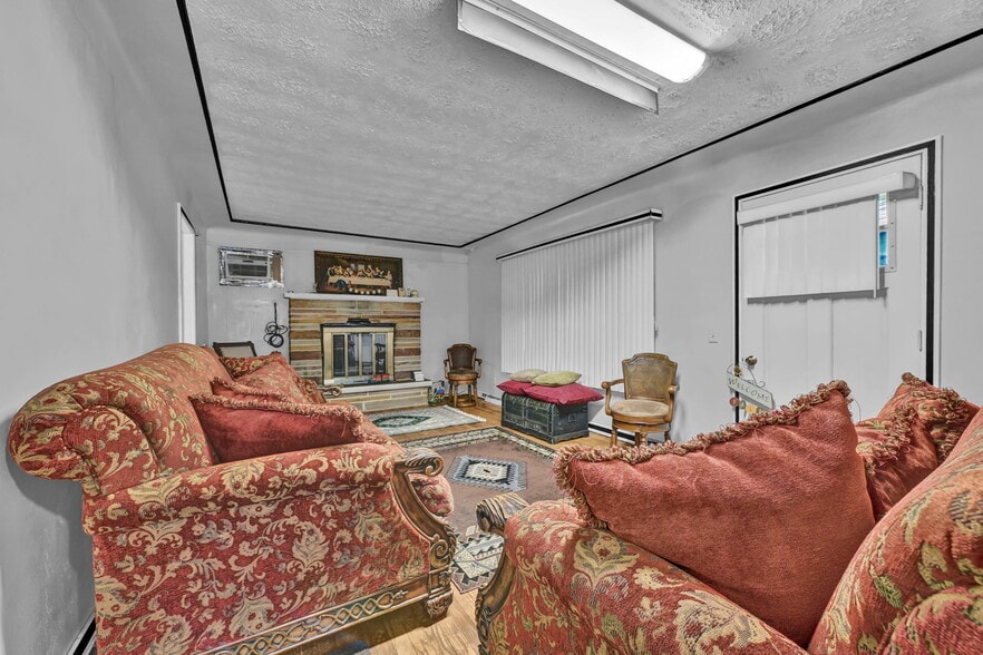 More Photos Of 44077 Oberlin Elyria Rd, Oberlin Hotel For Sale