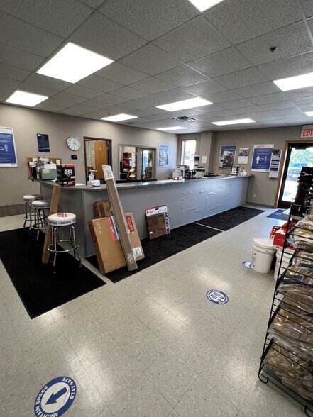 More Photos Of 5501 Clairemont Dr, Appleton Light Manufacturing For Lease