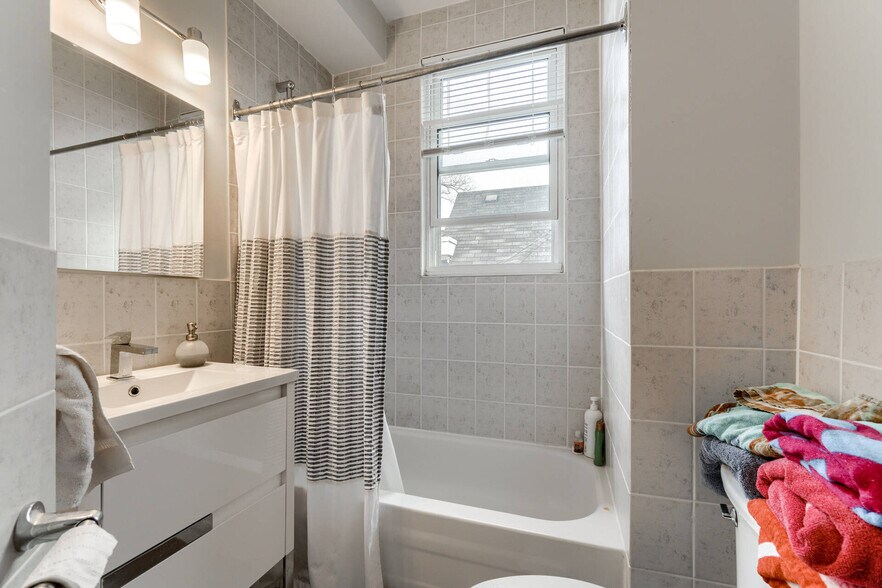 More Photos Of 4 Oriole Gdns, Toronto Apartments For Sale