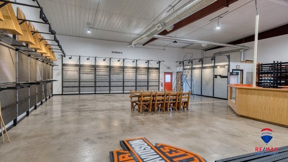 More Photos Of 2423 E Cleveland St, Sundance Flex For Sale