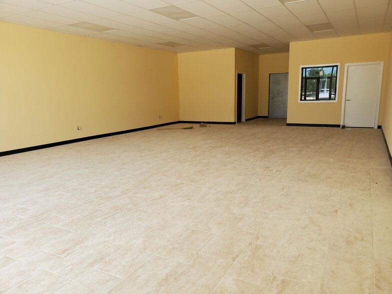More Photos Of 2001 Southeast Pky, Arlington Storefront Retail Office For Sale
