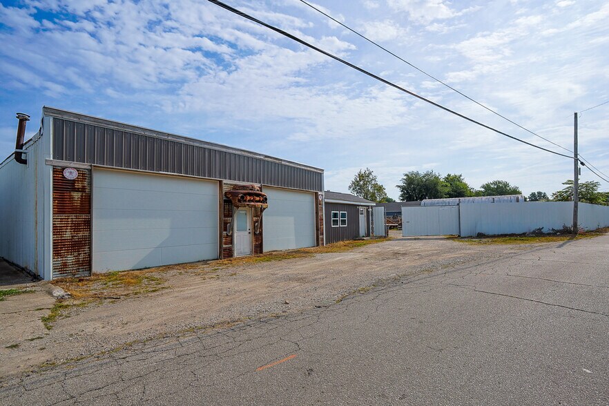More Photos Of 510 E Jackson St, Shelbyville Industrial For Sale