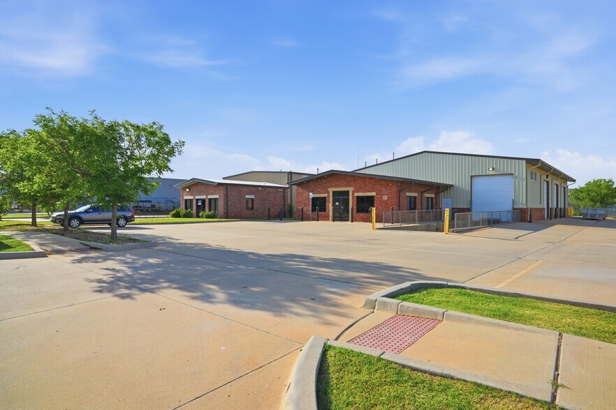 More Photos Of 416 NE 145th Pl, Edmond Warehouse For Lease