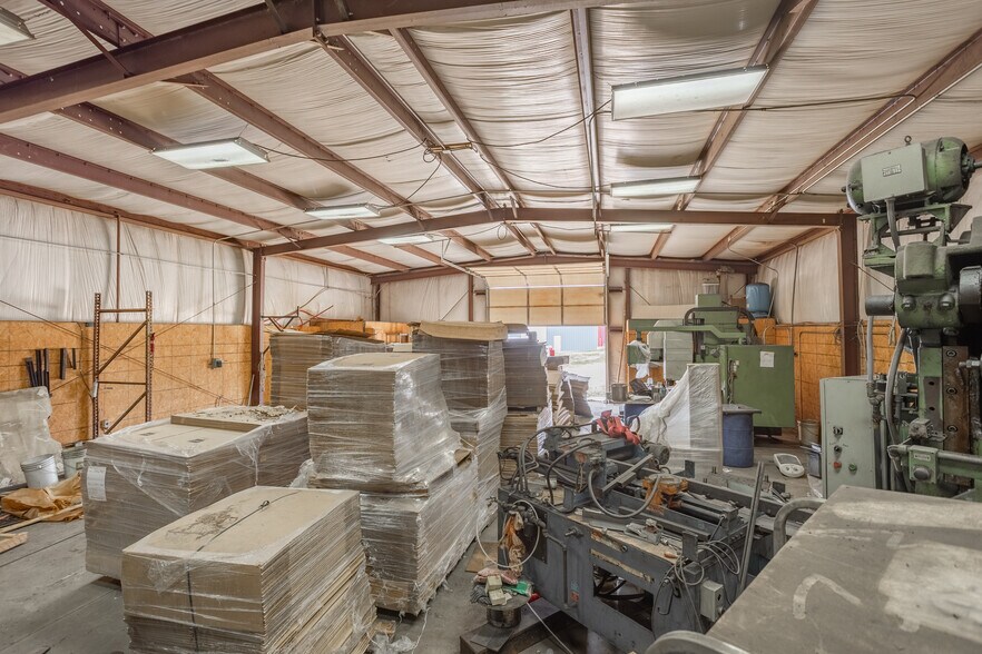 More Photos Of 3232 Tandy Rd, Fordland Industrial For Lease