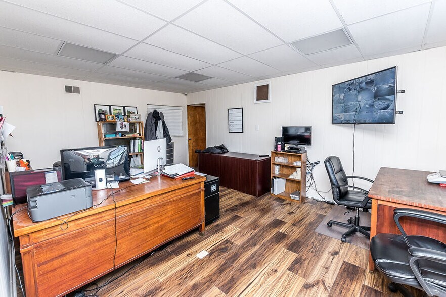 More Photos Of 196 Carlton Dr, Inwood Industrial For Sale