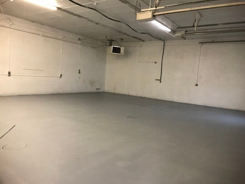 More Photos Of 30401-30405 Neal Ave, Lindstrom Warehouse For Sale