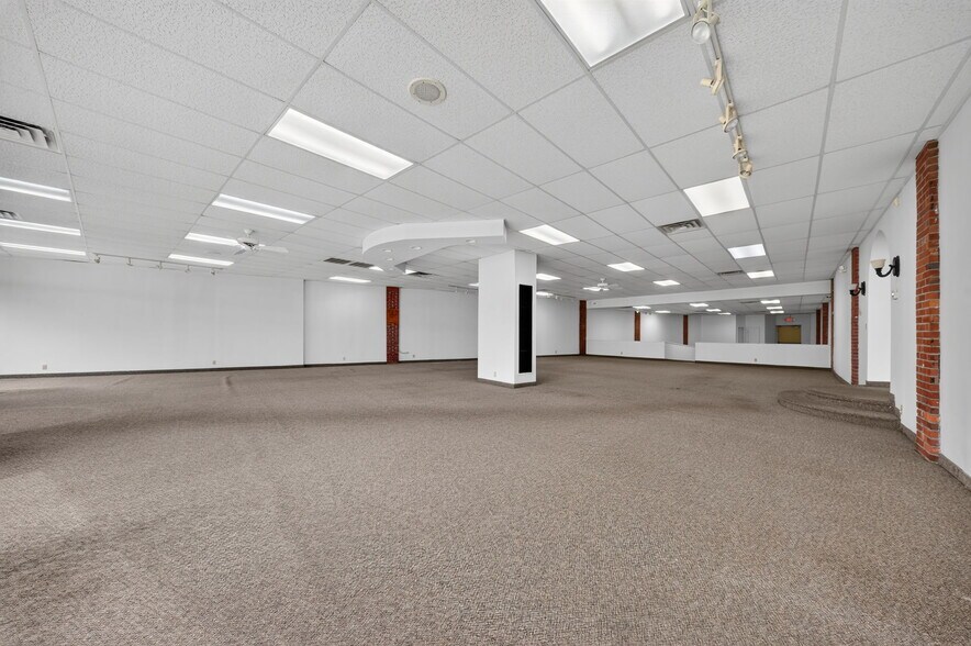 More Photos Of 2539 W Prospect Rd, Ashtabula Storefront For Sale