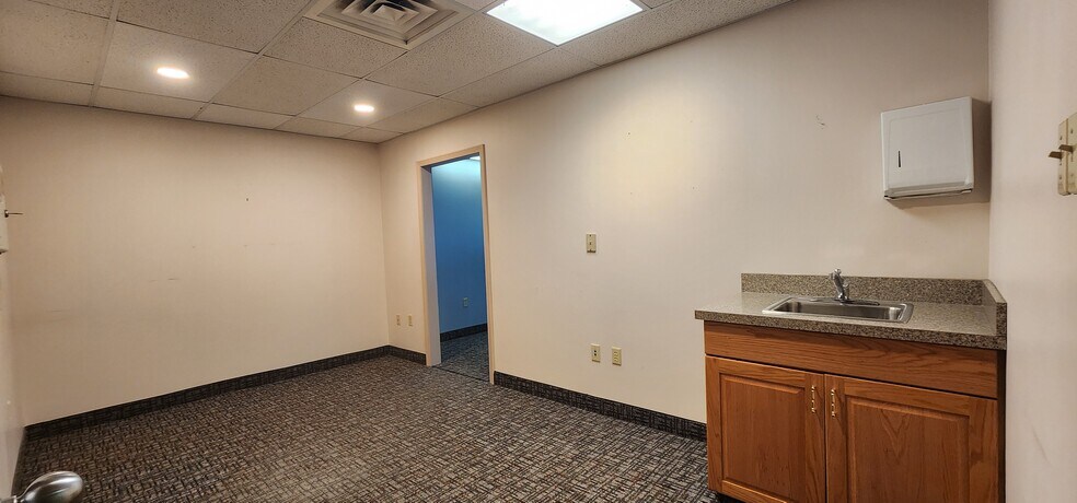 More Photos Of 390 Pierce St, Kingston Medical For Lease