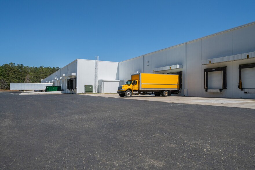 More Photos Of 7800 The Bluffs, Austell Distribution For Lease
