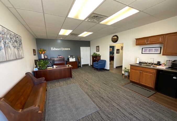 More Photos Of 1980 National Blvd, Galesburg Office For Sale