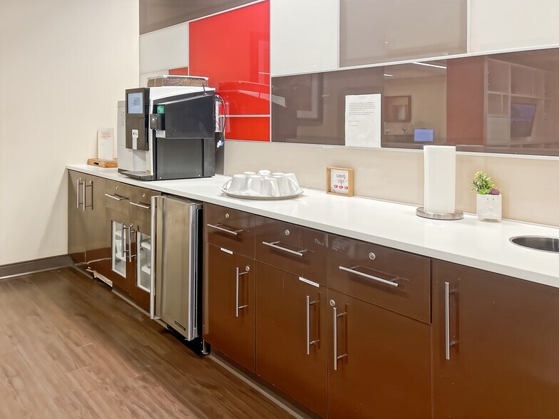 More Photos Of 1 Meadowlands Plz, East Rutherford Coworking Space