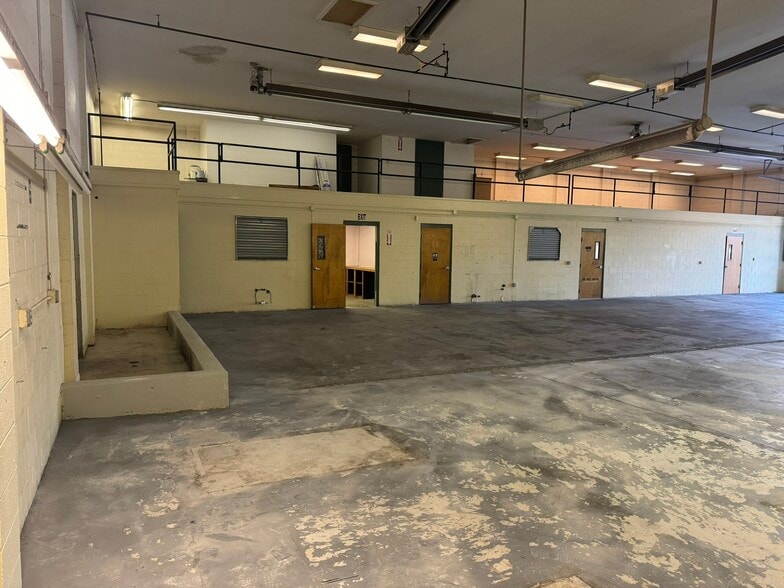 More Photos Of 1212 Battleground Ave, Greensboro Freestanding For Lease