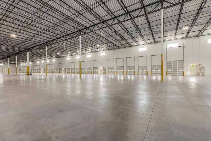 More Photos Of 5324 S Peachtree Rd, Balch Springs Distribution For Sale