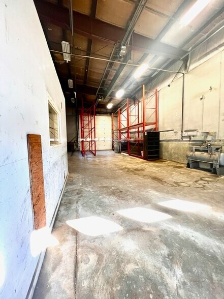 More Photos Of 4 Gator Rock Rd, Somersworth Distribution For Sale