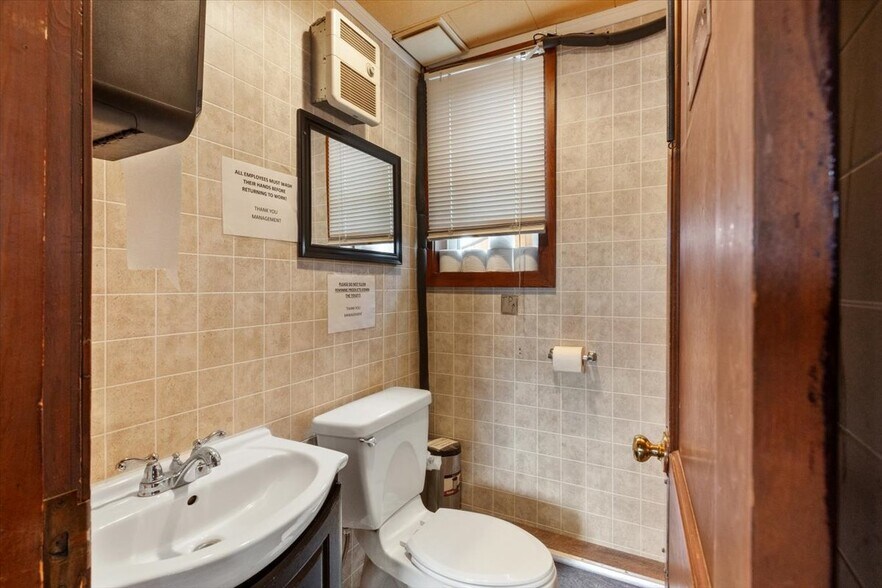 More Photos Of 1034 8th St, Onawa Bar For Sale