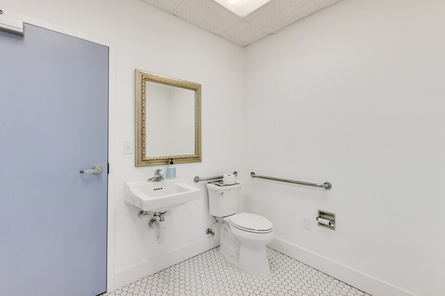 More Photos Of 16945 General Puller Hwy, Deltaville Office For Sale