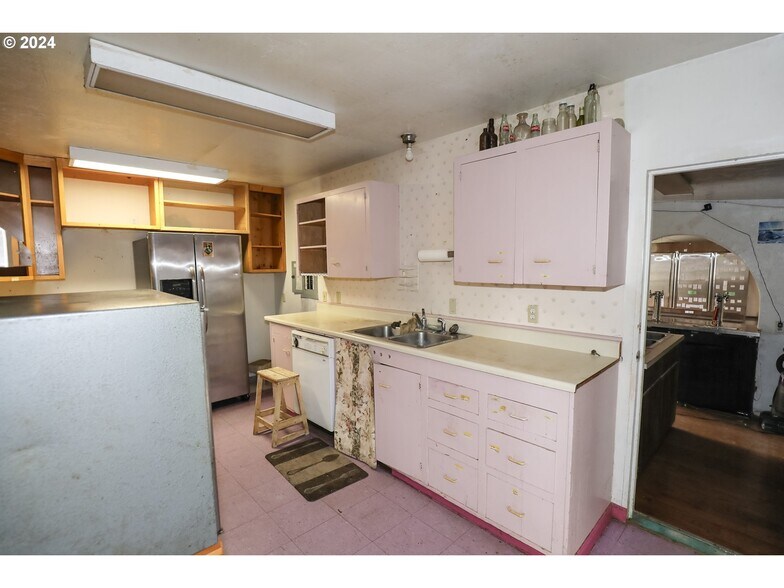 More Photos Of 501 NW Douglas Blvd, Winston General Retail For Sale