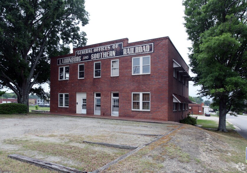 More Photos Of 204 E Railroad St, Laurinburg Light Distribution For Sale
