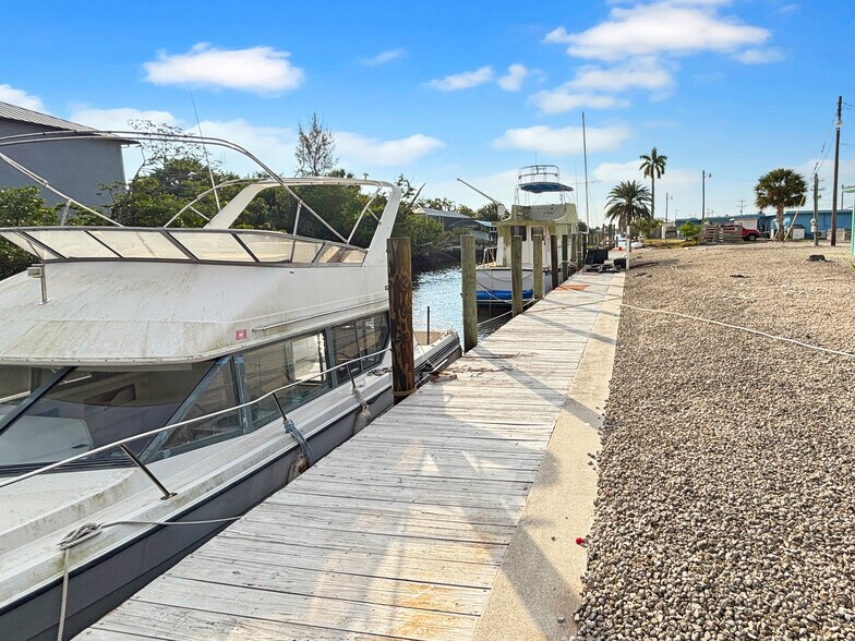 More Photos Of 3366 Stringfellow Rd, Saint James City Office For Sale