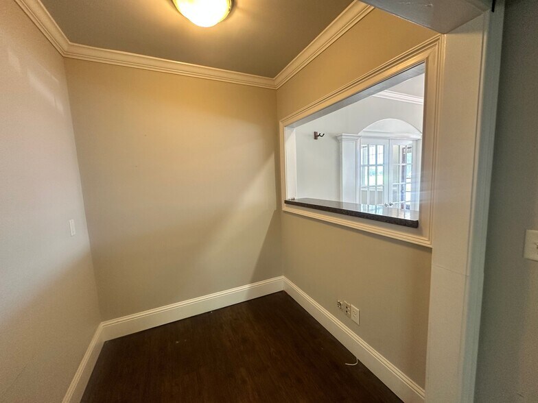 More Photos Of 327 Dahlonega St, Cumming Office For Lease