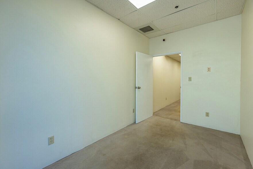 More Photos Of 300 Ohukai Rd, Kihei Showroom For Sale