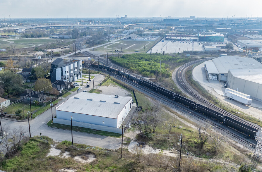 More Photos Of 2219 Brooks St, Houston Warehouse For Sale