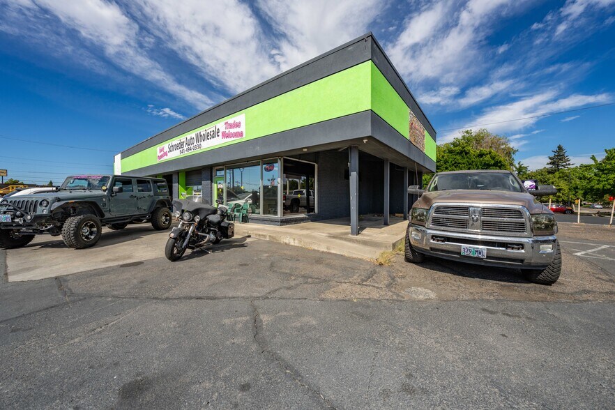 More Photos Of 348 N Riverside Ave, Medford Auto Repair For Lease