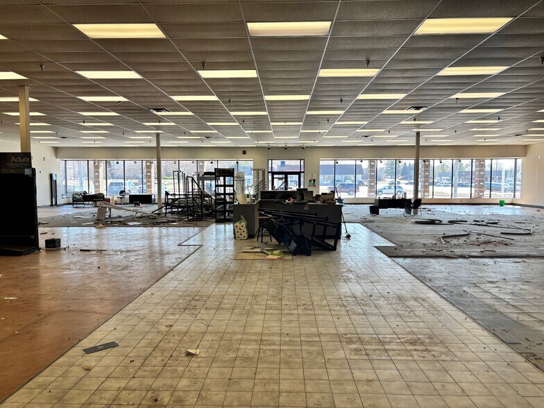 More Photos Of 3500 Grand Ave, Gurnee Storefront For Sale