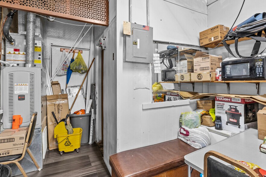 More Photos Of 1415-1419 Leestown Rd, Lexington General Retail For Sale