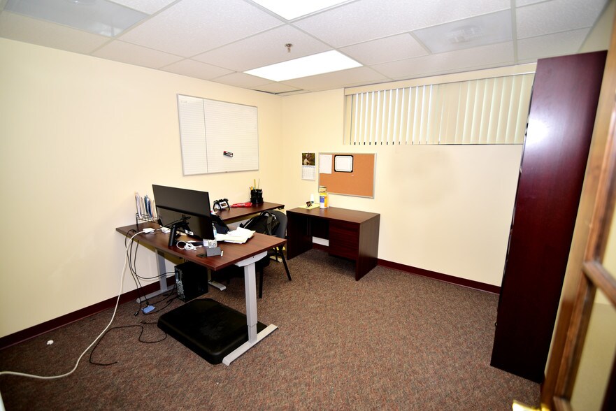 More Photos Of 70 Industrial Park Dr, Waldorf Warehouse For Lease