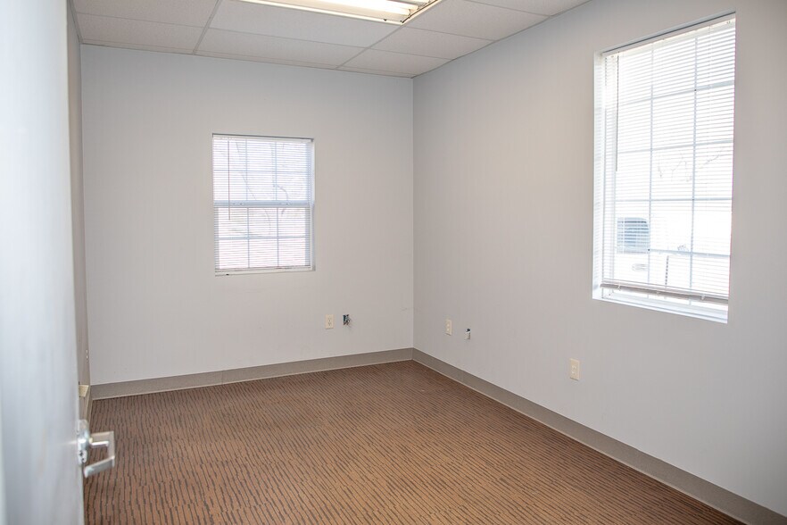 More Photos Of 12693 Lee Hwy, Washington Self Storage For Lease