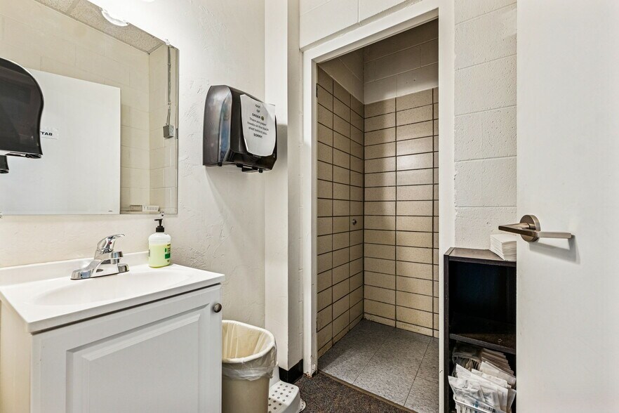 More Photos Of 658 S East St, Bayfield Flex For Sale