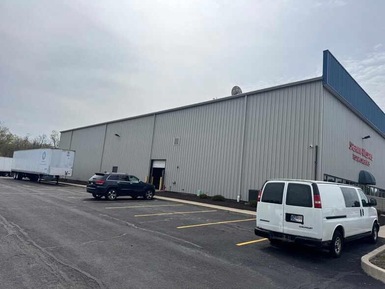 More Photos Of 3927 Kraft Parkway, Fort Wayne Showroom For Lease