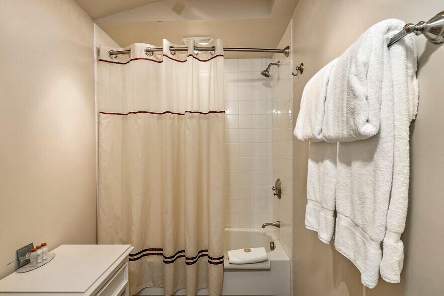 More Photos Of 240 E California St, Jacksonville Hotel For Sale