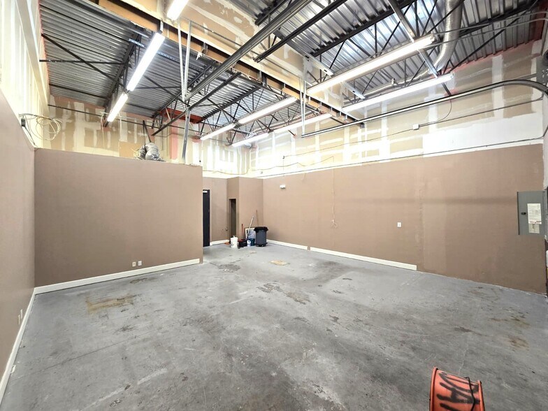 More Photos Of 11931-11971 NW 37th St, Coral Springs Warehouse For Lease