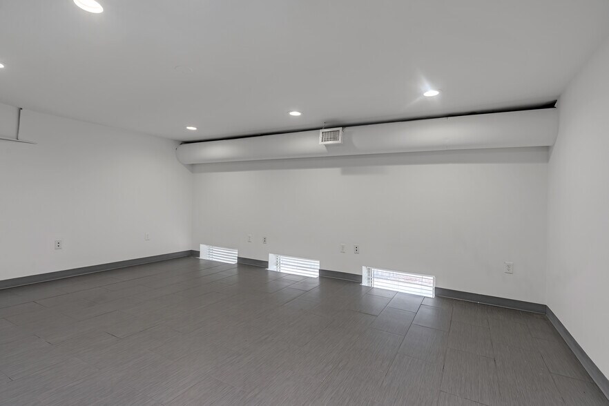 More Photos Of 3114 Tonnelle Ave, North Bergen Showroom For Lease