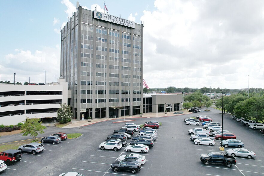 More Photos Of 851 S I-65 Service Rd, Mobile Office For Sale