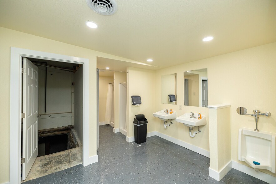 More Photos Of 115 N Main St, Lindsborg General Retail For Sale